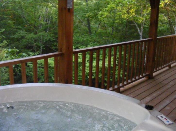 nestled-inn-hottub.jpg