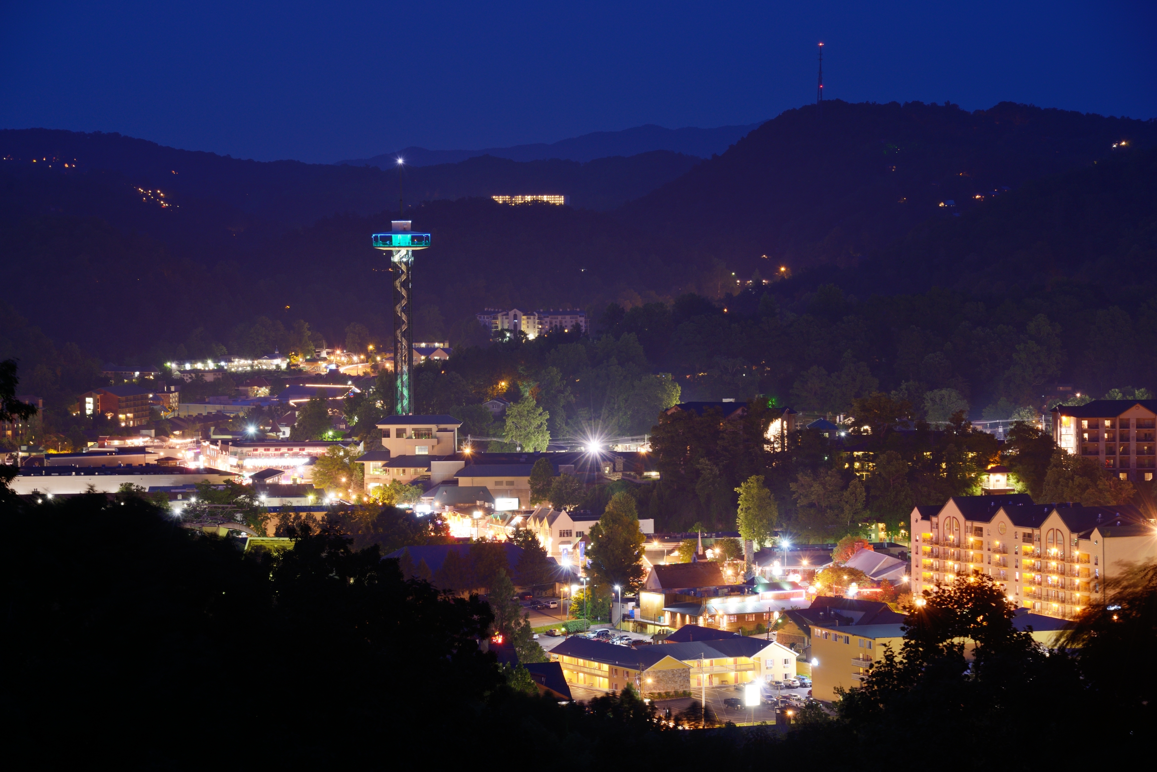 Gatlinburg_Skyline_with_Space_Needle.jpg